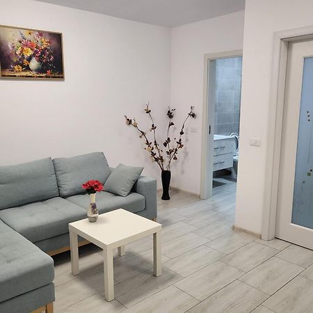 Apartament Alex, Dem Radulescu Римніку-Вилча Екстер'єр фото